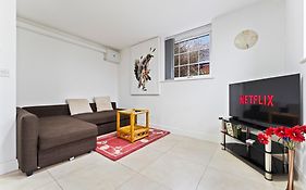 Bloom Court -Sleeps 4-Free Parking With Workstation & High-Speed Wifi